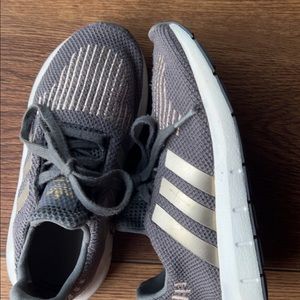 Girls size 13 adidas tennis shoes